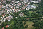 Budova nebola voľne prístupná verejnosti a tak sa o nej začali šíriť klebety.