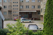 Dvor s parkovacími miestami za budovou obvodného oddelenia polície v Sabinove.