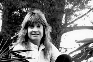 Na archívnej snímke z 21. decembra 1981 Ozzy Osbourne pózuje v Los Angeles.