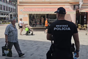Mestskí policajti v Ružomberku mali netradičnú preventívnu akciu. 