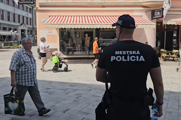 Mestskí policajti v Ružomberku mali netradičnú preventívnu akciu. 