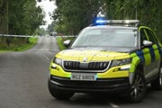 Polícia neďaleko miesta streľby v obci Maguiresbridge v Severnom Írsku.
