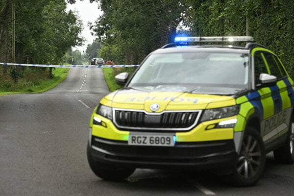 Polícia neďaleko miesta streľby v obci Maguiresbridge v Severnom Írsku.