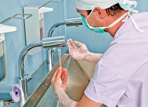 Medzi infikovanými je aj zdravotnícky personál. (zdroj: Fotolia)