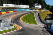 Legendárna zákruta Eau Rouge na okruhu Spa Francorchamps. 