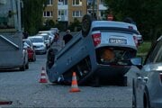 Prevrátené auto v Košiciach.