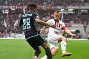 Martin Mikovič a Caesar Blackman počas odvety semifinále Slovenského pohára FC Spartak Trnava - ŠK Slovan Bratislava.
