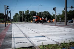 Zastávka Jungmannova, križovatka ciest Jantárova cesta a Rusovská cesta.