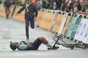 Fanúšik, ktorého spacifikoval policajt v závere 17. etapy Tour de France 2025.