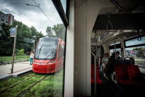 Z Južného mesta do centra. Petržalská električka začala premávať po novej trati