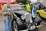 Víťazom ceny elegancie Karol Pavlů s Mercedesom 320.