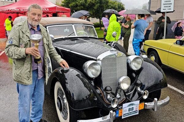 Víťazom ceny elegancie Karol Pavlů s Mercedesom 320.