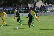 Futbalisti FC Veľký Kýr (v zelenom) vypadli zo VI .ligy východ do najvyššej okresnej súťaže, ktorú si zahrajú 																		opäť po rokoch. 