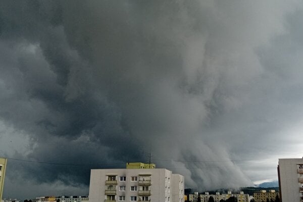 Mohutný oblak nad Banskou Bystricou siahal až po zemský povrch.