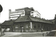 Stará poliklinika v Leviciach (oproti parku), v ktorej bolo v minulom storočí súkromné sanatórium Dr. Molnára. Na dobovom zábere vidno, ako za ňou stavajú budovu dnešnej sporiteľne.