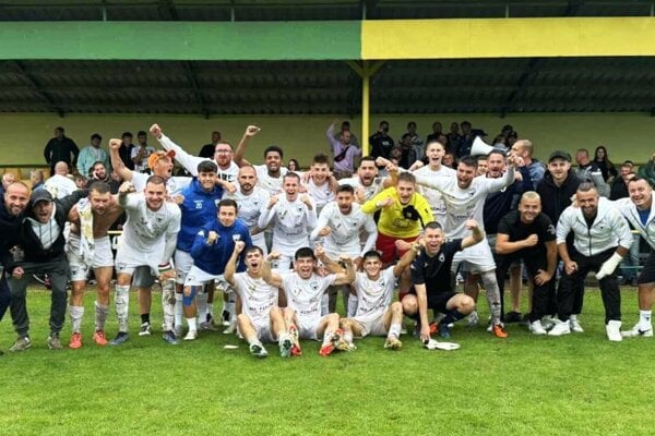 Futbalisti Trstíc v lokálnom derby v Topoľníkoch prehrávali 0:2, ale napokon vyhrali 3:2. 