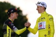 Jonas Vingegaard (vľavo) gratuluje Tadejovi Pogačarovi k víťazstvu na Tour de France 2025.
