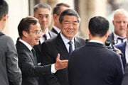 Švédsky premiér Ulf Kristersson víta čínskeho vicepremiéra Čche Li-fenga pri príchode na čínsko-americké obchodné rokovania v Štokholme.