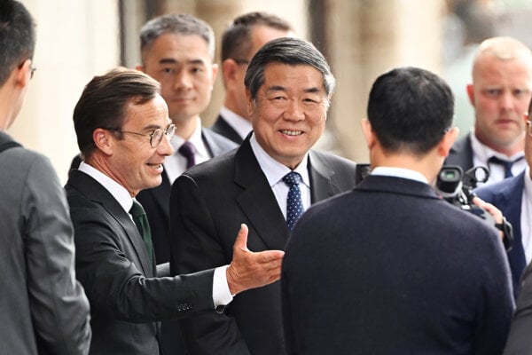 Švédsky premiér Ulf Kristersson víta čínskeho vicepremiéra Čche Li-fenga pri príchode na čínsko-americké obchodné rokovania v Štokholme.