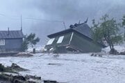 Zaplavené mesto Brosteni na severe Rumunska.