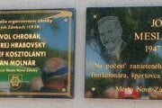 Pamätná tabuľa in memoriam zakladateľom organizovanej atletiky v Nových Zámkoch Pavlovi Chrobákovi, Ondrejovi Hrabovskému, Jozefovi Kosztolányimu, Jánovi Molnárovi ako aj pamätná tabuľa na počesť zanieteného atletického funkcionára, športovca a publicistu Jozefa Mesiarkina.