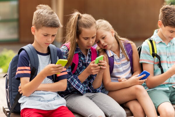 Vedci našli súvis medzi vlastníctvom smartfónu pred 13-timi narodeninami a zhoršeným duševným zdravím v ranej dospelosti.