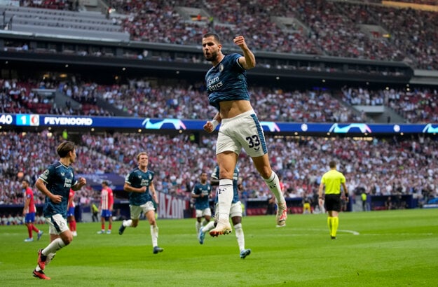 Dávid Hancko oslavuje gól do siete Atlética Madrid v Lige majstrov. (zdroj: SITA/AP)
