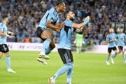 Tigran Barseghjan a vľavo hore Rahim Ibrahim (obaja Slovan).