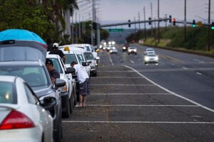 Evakuácia obyvateľov na Havaja priniesla zápchy v Honolulu.