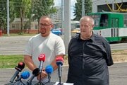 Šéf marketingu dopravného podniku Matúš Briganc (vľavo) a generálny riaditeľ Roman Danko informujú o zvýšení cestovného v košickej mestskej hromadnej doprave.