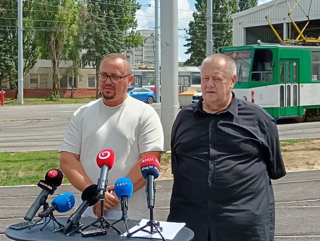 Šéf marketingu dopravného podniku Matúš Briganc (vľavo) a generálny riaditeľ Roman Danko informujú o zvýšení cestovného v košickej mestskej hromadnej doprave. (zdroj: Korzár/Peter Jabrik)