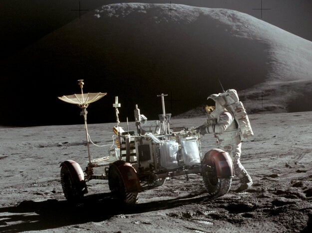 Americký astronaut James Benson Irwin s lunárnym roverom na Mesiaci. (zdroj: NASA/David Scott)
