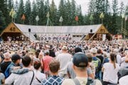 Návštevníkov čaká bohatý program plný ľudovej hudby, tanca, tradícií a remesiel. 