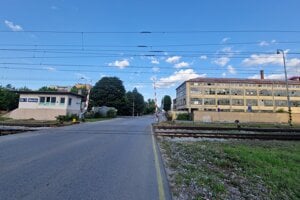 Pohľad na ďalšiu chátrajúcu legendu – Tatra nábytok.