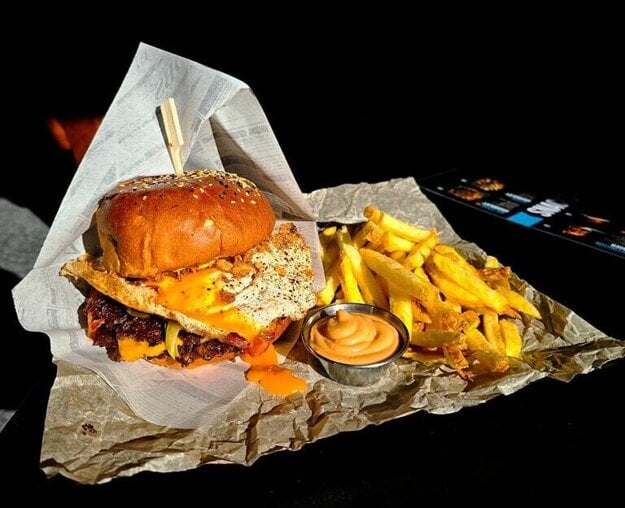 Smashburger s lahodným vajíčkom a poriadnou dávkou domácich hranoliek. (zdroj: Instagram/fancynancybistro)