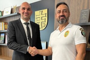 Náčelník mestskej polície Šurany Martin Švanda (vpravo) s primátorom Marcelom Filagom. Ten políciu viedol dočasne niečo cez dva mesiace.
