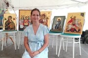 Dana Kirešová pri svojich ikonách. 