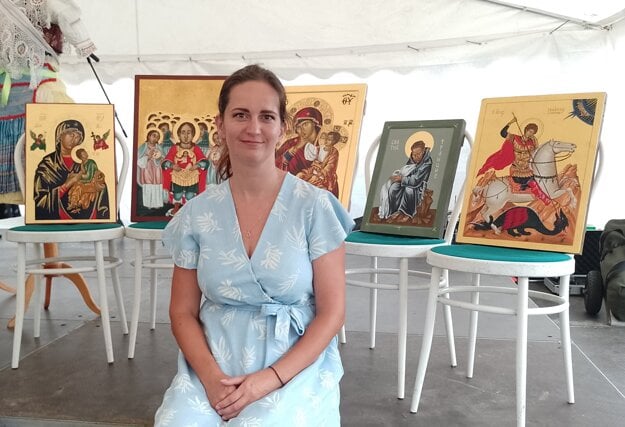 Dana Kirešová pri svojich ikonách.  (zdroj: archív D. K.)