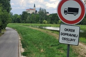 Za mostom - odbočka doprava smeruje k vodárom. 