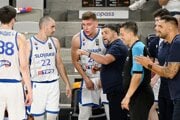 Timotej Malovec, Dalibor Hlivak, Samuel Kincel a tréner Oliver Vidin (všetci Slovensko) v stretnutí  Slovensko - Švajčiarsko.