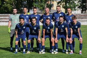 Futbalisti Chrenovej vyhrali 3:1 na pôde nováčika vo Veľkom Cetíne. 