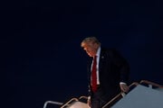 Americký prezident Donald Trump vystupuje z lietadla Air Force One.