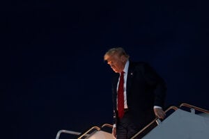 Americký prezident Donald Trump vystupuje z lietadla Air Force One.