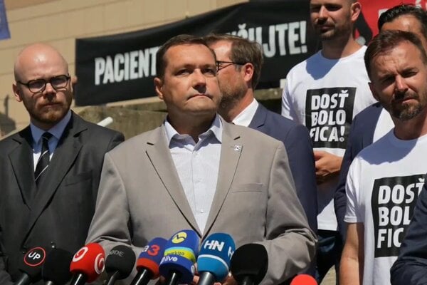 Tlačová konferencia opozície k záchrankovému tendru.