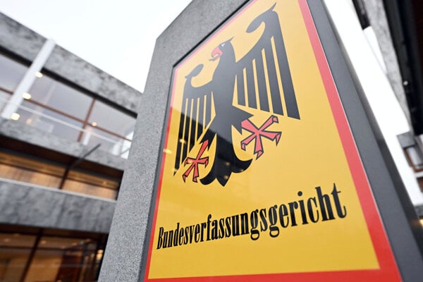 Exteriér pred budovou Nemeckého spolkového súdu v Karlsruhe.
