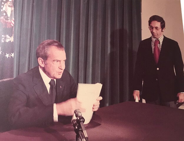 Richard Nixon sa pripravuje na prejav o rezignácii. (zdroj: Wikimedia/Oliver Atkins)