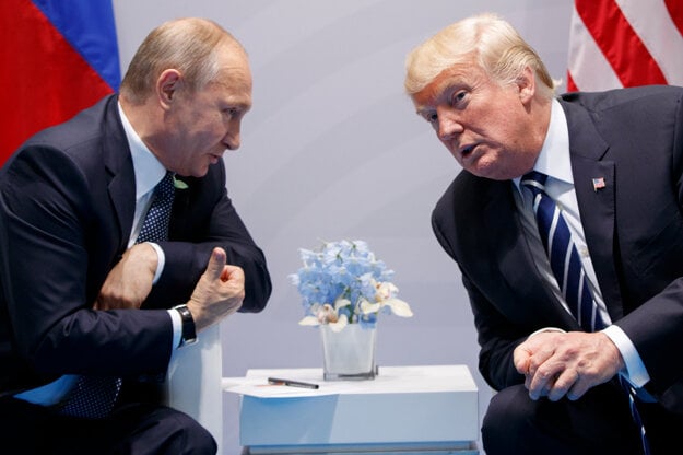 Ruský prezident Vladimir Putin a jeho americký náprotivok Donald Trump. (zdroj: SITA/AP)