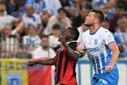 vľavo hráč Trnavy Philip Azango a hráč Craiovi Juraj Badelj počas prvého zápasu 3. predkola Konferenčnej ligy medzi FC Universitatea Craiova a FC Spartak Trnava