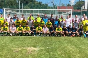 Spoločná fotka všetkých troch zúčastnených mužstiev v Dlhej.