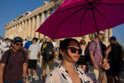 Turisti pred chrámom Parthenon z 5. storočia pred Kristom v Aténach.